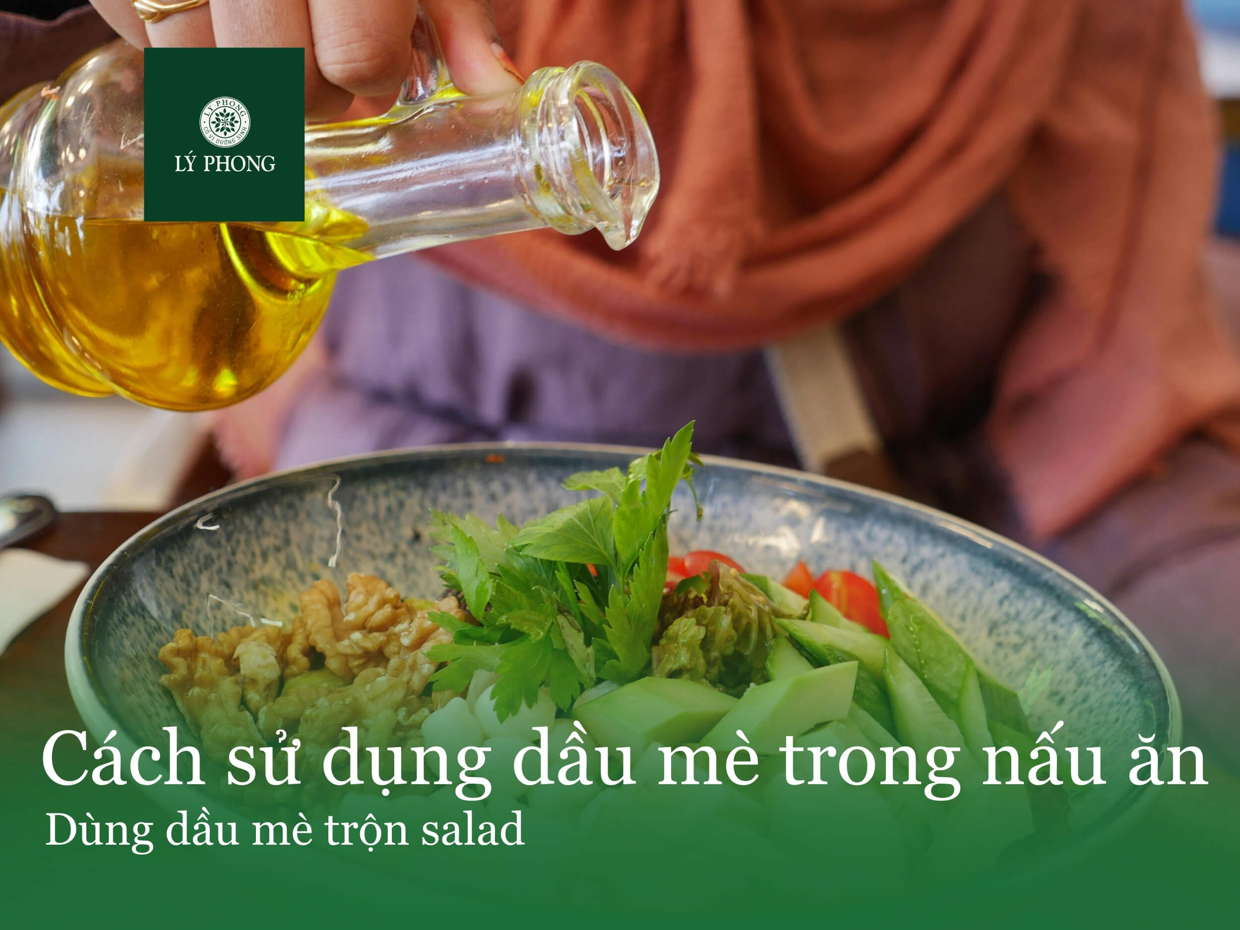 Dùng dầu mè trộn salad